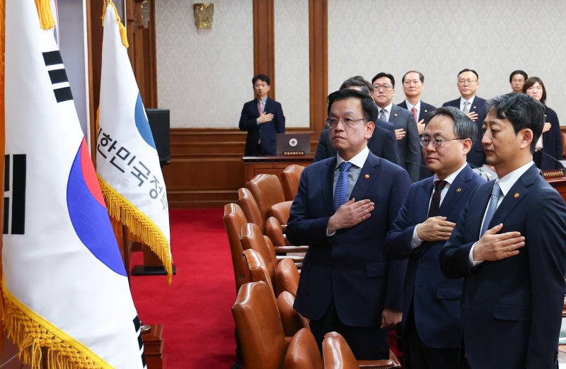 [서울=뉴시스] 최진석 기자 = 최상목 대통령 권한대행 부총리 겸 기획재정부 장관이 14일 정부서울청사에서 열린 임시 국무회의에서 국기에 대한 경례를하고 있다. 2025.03.14. myjs@newsis.com