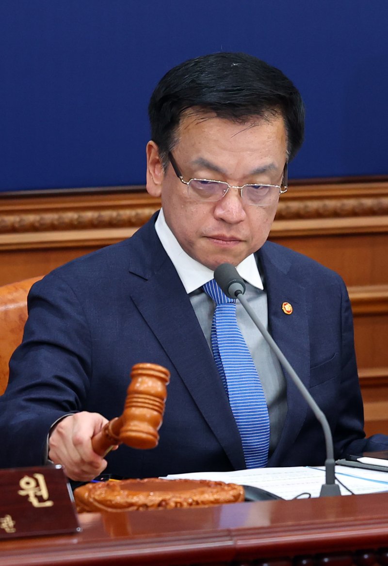 [서울=뉴시스] 최진석 기자 = 최상목 대통령 권한대행 부총리 겸 기획재정부 장관이 14일 정부서울청사에서 열린 임시 국무회의에서 의사봉을 두르리고 있다. 2025.03.14. myjs@newsis.com