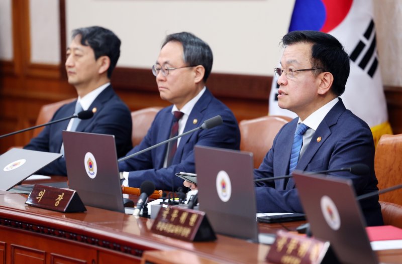 [서울=뉴시스] 최진석 기자 = 최상목 대통령 권한대행 부총리 겸 기획재정부 장관이 14일 정부서울청사에서 열린 임시 국무회의에서 발언하고 있다. 2025.03.14. myjs@newsis.com