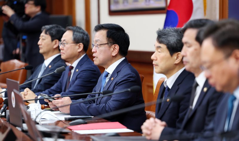 [서울=뉴시스] 최진석 기자 = 최상목 대통령 권한대행 부총리 겸 기획재정부 장관이 14일 정부서울청사에서 열린 임시 국무회의에서 발언하고 있다. 2025.03.14. myjs@newsis.com