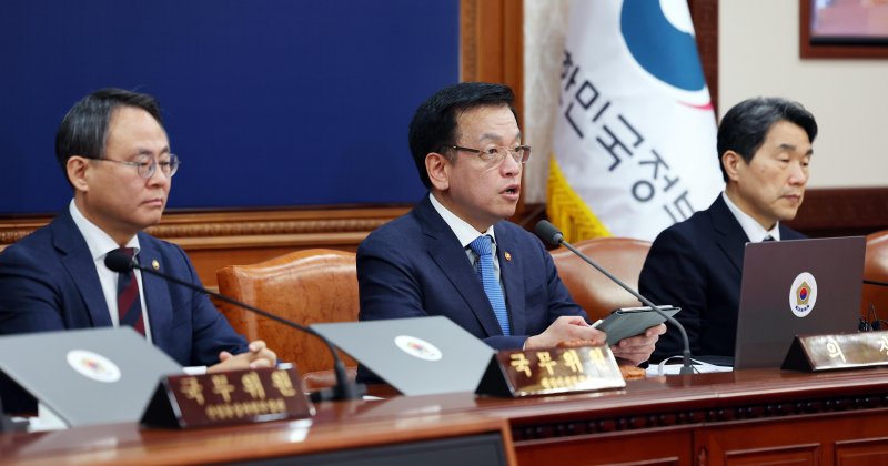 [서울=뉴시스] 최진석 기자 = 최상목 대통령 권한대행 부총리 겸 기획재정부 장관이 14일 정부서울청사에서 열린 임시 국무회의에서 발언하고 있다. 2025.03.14. myjs@newsis.com