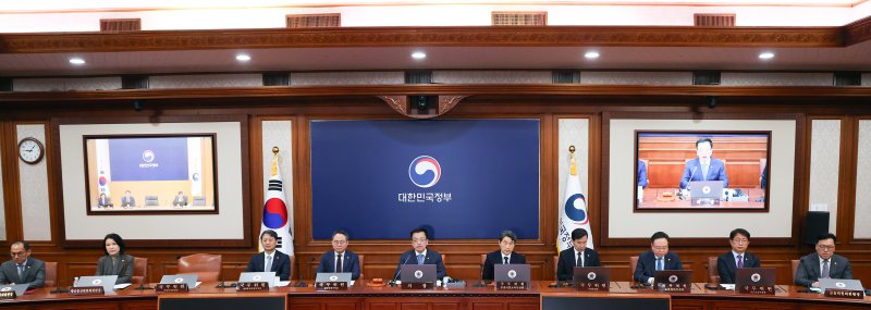 [서울=뉴시스] 최진석 기자 = 최상목 대통령 권한대행 부총리 겸 기획재정부 장관이 14일 정부서울청사에서 열린 임시 국무회의를 주재하고 있다. 2025.03.14. myjs@newsis.com