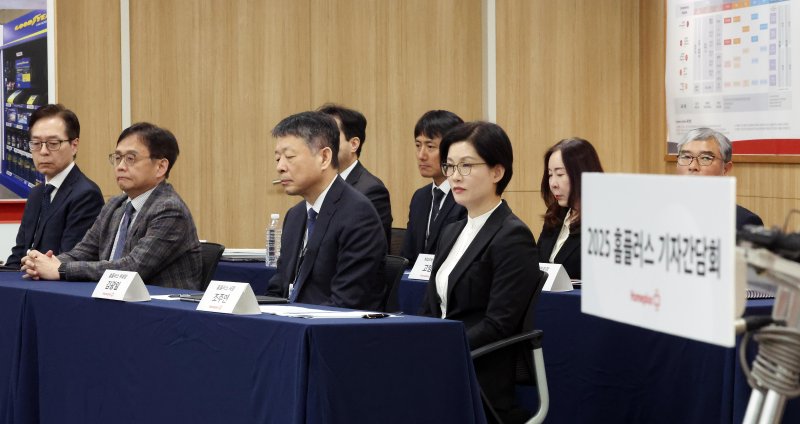 [서울=뉴시스] 추상철 기자 = 조주연 홈플러스 사장이 14일 오전 서울 강서구 홈플러스 본사에서 열린 기자간담회에 참석해 있다. 2025.03.14. scchoo@newsis.com