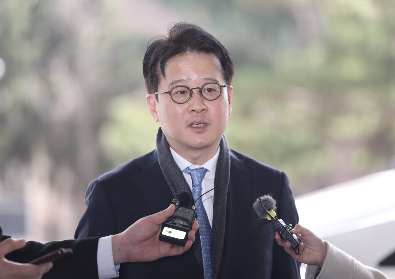 [서울=뉴시스] 김명년 기자 = 헌법재판소에서 탄핵소추안이 기각되면서 직무에 복귀한 이창수 중앙지검장이 지난 13일 오후 서울 서초구 서울중앙지방검찰청으로 출근하며 입장을 밝히고 있다 2025.03.13. kmn@newsis.com