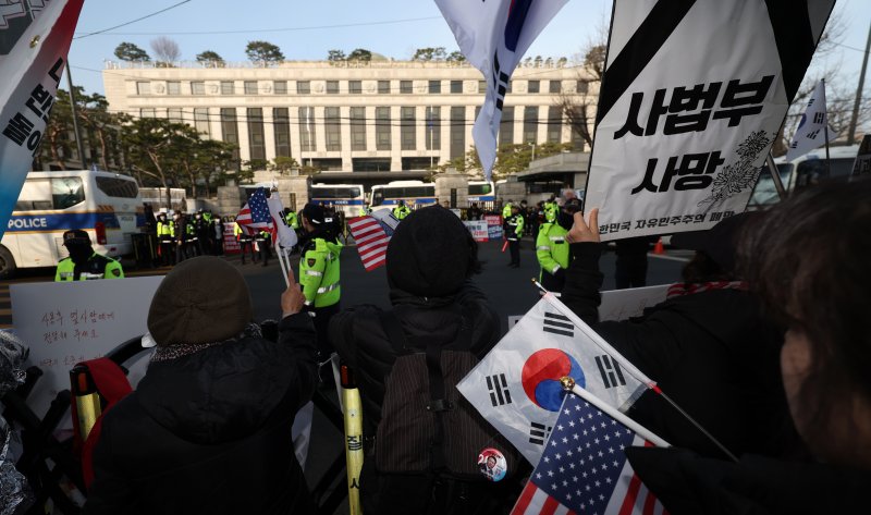 [서울=뉴시스] 김선웅 기자 = 헌재의 윤석열 대통령에 대한 탄핵심판 선고가 임박한 13일 서울 종로구 헌법재판소 앞에서 친 윤석열 대통령 시민들이 탄핵 각하를 촉구하고 있다. 2025.03.13. mangusta@newsis.com