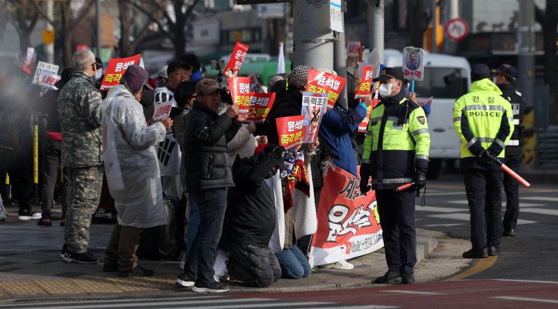 [서울=뉴시스] 김선웅 기자 = 헌재의 윤석열 대통령에 대한 탄핵심판 선고가 임박한 13일 서울 종로구 헌법재판소 앞에서 반 윤석열 대통령 시민들이 탄핵을 촉구하고 있다. 2025.03.13. mangusta@newsis.com