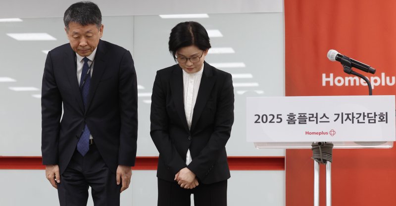[서울=뉴시스] 추상철 기자 = 조주연(왼쪽 두 번째) 홈플러스 사장이 14일 오전 서울 강서구 홈플러스 본사에서 열린 기자간담회에서 최근 기업회생절차와 관련한 회사의 입장을 발표하기 전 인사하고 있다. 2025.03.14. scchoo@newsis.com