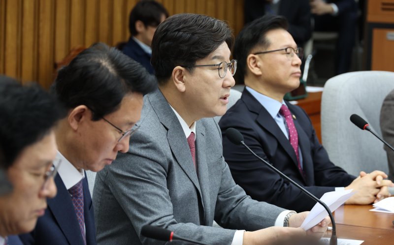 [서울=뉴시스] 조성봉 기자 = 권성동 국민의힘 원내대표가 14일 오전 서울 여의도 국회에서 열린 원내대책회의에서 발언을 하고 있다. 2025.03.14. suncho21@newsis.com