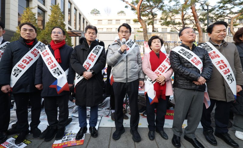 [서울=뉴시스] 김진아 기자 = 윤상현 국민의힘 의원이 14일 서울 종로구 헌법재판소 앞에서 열린 '국민의힘 기독인회 의원-한국사 강사 전한길, 탄핵 각하 길' 걷기 기자회견에서 발언하고 있다. 2025.03.14. bluesoda@newsis.com