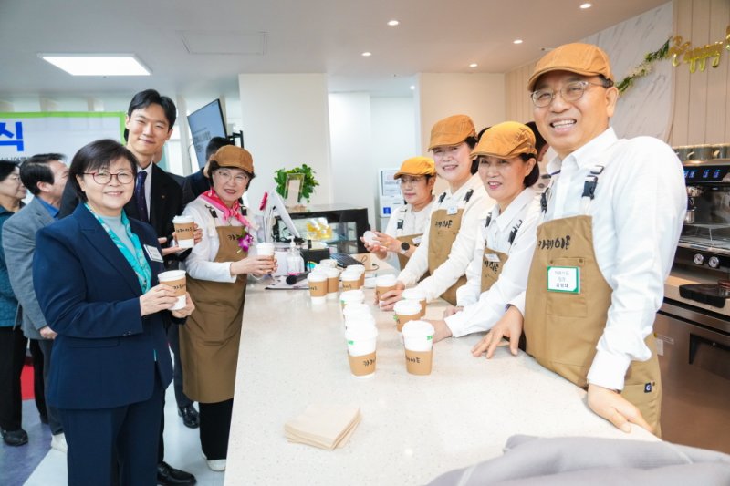 [서울=뉴시스] 13일 이순희 강북구청장(왼쪽)이 강북시니어클럽이 운영하는 카페이든 직원들과 커피 시음회를 가지고 있다. 2025.03.14. (사진=강북구 제공) *재판매 및 DB 금지
