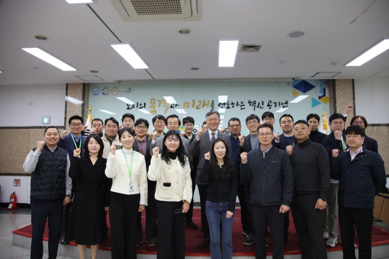 [안산=뉴시스]허숭 안산도시공사 사장(두 번째 줄 가운데)이 12일 부패방지 내부심사원 교육을 마치고 직원들과 기념촬영을 하고 있다.(사진=안산도시공사 제공)2025.03.14.photo@newsis.com