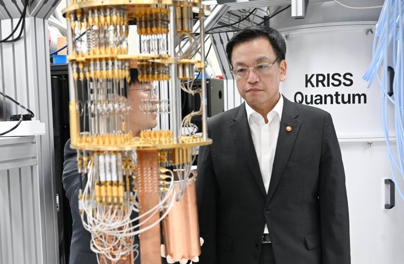 [대전=뉴시스] 조수정 기자 = 최상목 대통령 권한대행 부총리 겸 기획재정부 장관이 12일 대전 한국표준과학연구원에서 열린 양자위원회에 참석 후 초전도양자컴퓨터 연구실을 방문해 연구 현황 등 향후 계획을 듣고 있다. (사진=기획재정부 제공) 2025.03.12. chocrystal@newsis.com