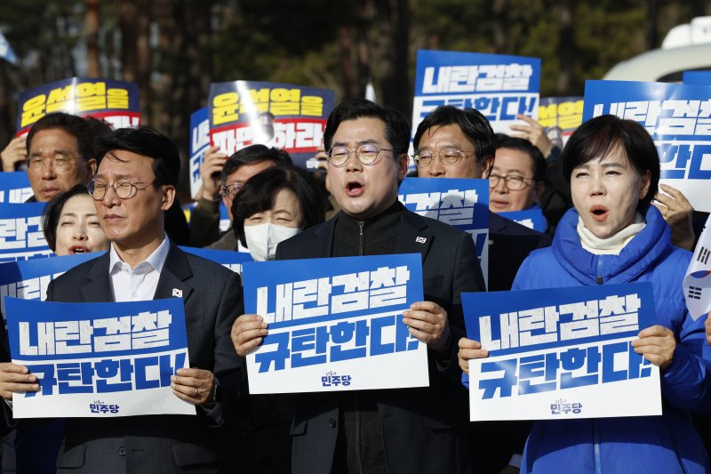박찬대 더불어민주당 원내대표를 비롯한 의원들이 13일 오후 서울 여의도 국회에서 민주당 의원들과 내란 수괴 윤석열 파면 촉구를 외치며 광화문으로 도보행진을 하고 있다. 2025.3.13/뉴스1 ⓒ News1 안은나 기자