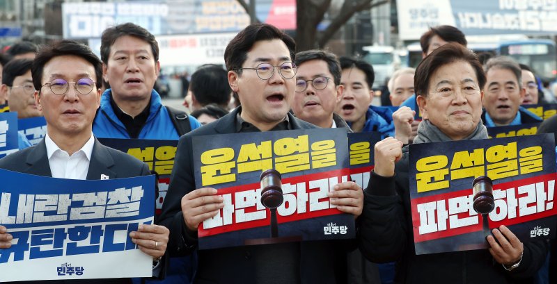 [서울=뉴시스] 홍효식 기자 = 윤석열 대통령 파면을 촉구하며 국회에서 도보 행진을 시작한 더불어민주당 박찬대 원내대표를 비롯한 의원 및 당원들이 지난 13일 오후 서울 종로구 광화문 광장에 도착해 구호를 외치고 있다. 2025.03.13. yesphto@newsis.com