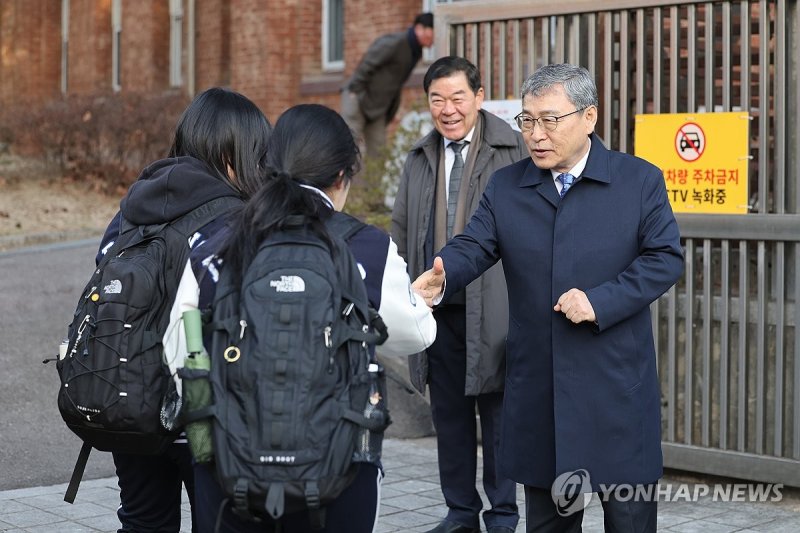 서울교육청, 탄핵 선고 앞두고 헌재 인근 통학로 점검 (출처=연합뉴스)