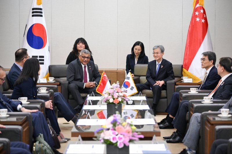 [서울=뉴시스]대법원은 14일 순다레쉬 메논 싱가포르 대법원장이 공식 방한해 조희대 대법원장을 접견하고, 양국 사법제도의 발전 방향에 대한 의견을 교환했다고 밝혔다. 2025.03.14 (사진 = 대법원 제공) photo@newsis.com
