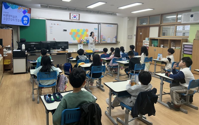 [안산=뉴시스]지난해 단원보건소가 진행한 '짝궁 치아 건강교실'에서 구강보건 전문가가 올바른 구강건강관리 방법을 설명하고 있다.(사진=안산시 제공)2025.03.14.photo@newsis.com