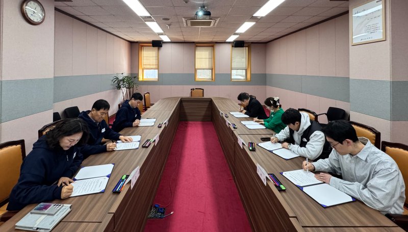 [안산=뉴시스]안산문화재단 직원들이 청렴서약서에 서명하고 있다.(사진=안산문화재단 제공)2025.03.14.photo@newsis.com