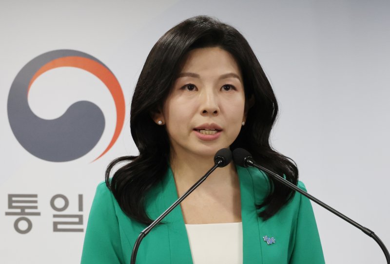 [서울=뉴시스] 김명원 기자 = 김인애 통일부 부대변인이 14일 오전 서울 종로구 정부서울청사에서 현안 관련 정례브리핑에서 김정욱-김국기-최춘길 선교사 즉각 석방 촉구’에 대한 유엔인권이사회 ‘자의적 구금에 관한 실무그룹’(Working Group on Arbitrary Detention) 의견서 채택 관련 통일부 대변인 성명을 발표하고 있다. 2025.03.14. kmx1105@newsis.com