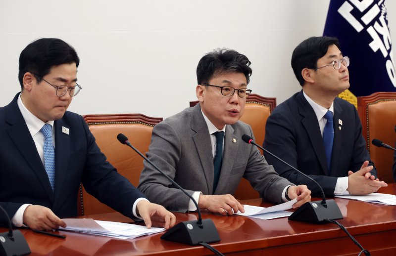 [서울=뉴시스] 고승민 기자 = 진성준 더불어민주당 정책위의장이 지난 11일 서울 여의도 국회에서 열린 원내대책회의에서 발언하고 있다. 2025.03.11. kkssmm99@newsis.com