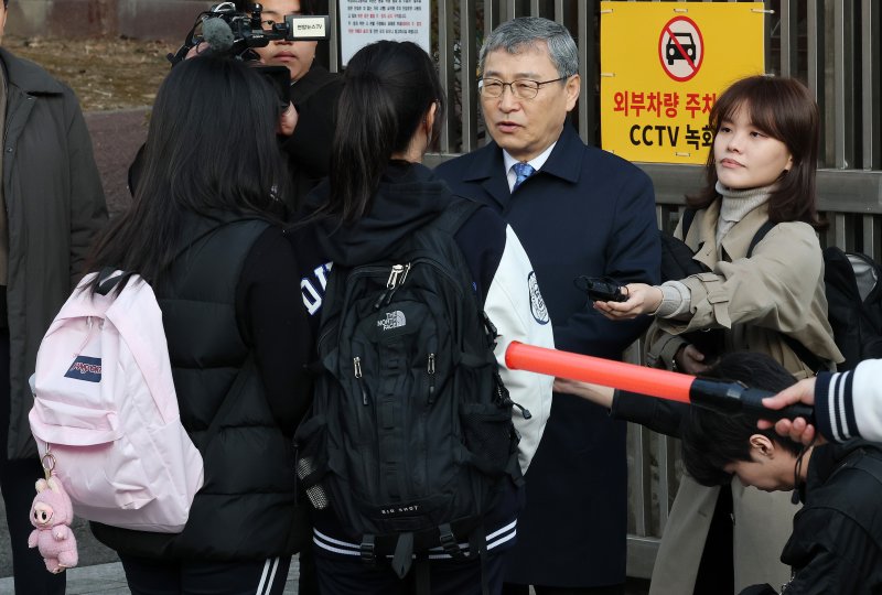 정근식 서울시교육감이 14일 헌법재판소의 윤석열 대통령 탄핵심판 선고 관련 통학로 안전점검을 위해 서울 종로구 덕성여자고등학교를 방문해 등교하는 학생들과 인사를 나누고 있다. 2025.3.14/뉴스1 ⓒ News1 박세연 기자