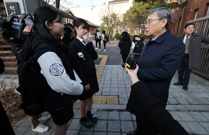 정근식 서울시교육감이 14일 헌법재판소의 윤석열 대통령 탄핵심판 선고 관련 통학로 안전점검을 위해 서울 종로구 덕성여자고등학교를 방문해 등교하는 학생들과 대화를 나누고 있다. 2025.3.14/뉴스1 ⓒ News1 박세연 기자