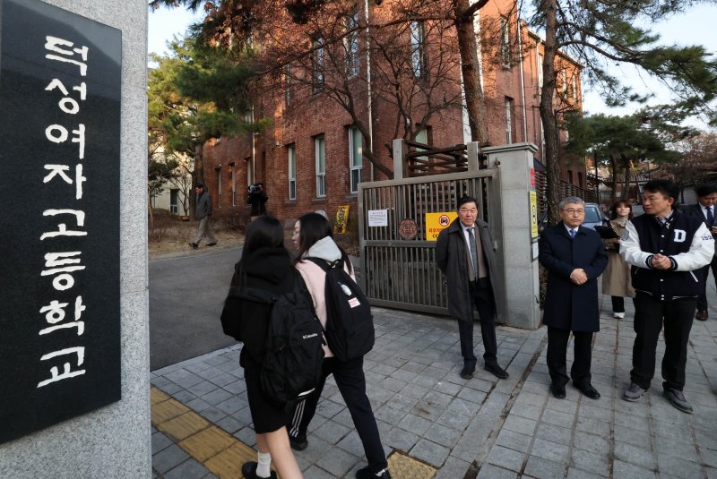 정근식 서울시교육감이 14일 헌법재판소의 윤석열 대통령 탄핵심판 선고 관련 통학로 안전점검을 위해 서울 종로구 덕성여자고등학교를 방문해 학생들 등굣길을 살펴보고 있다. 2025.3.14/뉴스1 ⓒ News1 박세연 기자