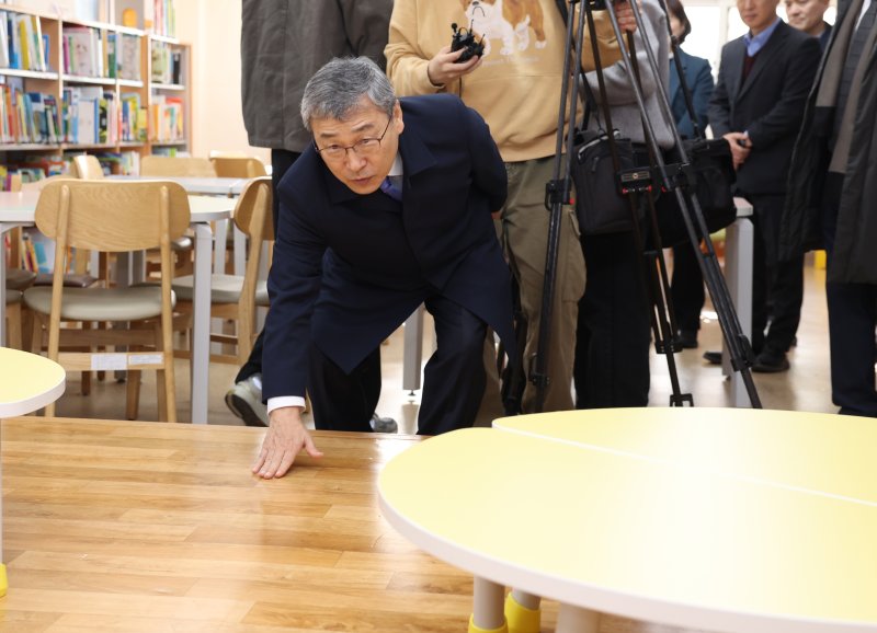 정근식 서울시교육감이 14일 서울 종로구 어린이도서관을 방문해 윤석열 대통령 탄핵 선고 당일 헌법재판소 인근 학교 휴업에 따른 긴급돌봄 대체 시설 안전점검을 하고 있다. (서울시교육청 제공. 재판매 및 DB 금지) 2025.3.14/뉴스1