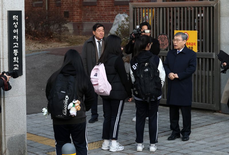 정근식 서울시교육감이 14일 헌법재판소의 윤석열 대통령 탄핵심판 선고 관련 통학로 안전점검을 위해 서울 종로구 덕성여자고등학교를 방문해 등교하는 학생들과 인사를 나누고 있다. 2025.3.14/뉴스1 ⓒ News1 박세연 기자
