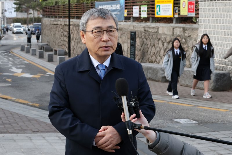 정근식 서울시교육감이 14일 헌법재판소의 윤석열 대통령 탄핵심판 선고 관련 통학로 안전점검을 위해 서울 종로구 덕성여자고등학교를 방문해 취재진 질문에 답하고 있다. 2025.3.14/뉴스1 ⓒ News1 박세연 기자