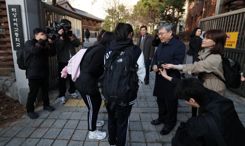 정근식 서울시교육감이 14일 헌법재판소의 윤석열 대통령 탄핵심판 선고 관련 통학로 안전점검을 위해 서울 종로구 덕성여자고등학교를 방문해 등교하는 학생들과 인사를 나누고 있다. 2025.3.14/뉴스1 ⓒ News1 박세연 기자