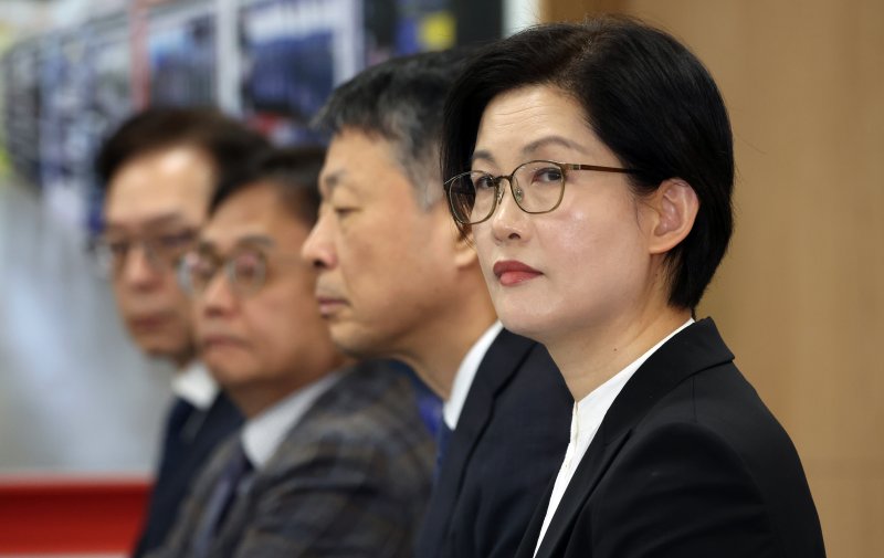 조주연 홈플러스 사장이 14일 서울 강서구 홈플러스 본사에서 열린 기자간담회에서 임원의 회생절차에 대한 설명을 듣고 있다. 2025.3.14/뉴스1 ⓒ News1 김명섭 기자