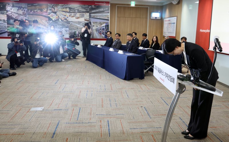 조주연 홈플러스 사장이 14일 서울 강서구 홈플러스 본사에서 열린 기자간담회에서 인사를 하고 있다. 2025.3.14/뉴스1 ⓒ News1 김명섭 기자