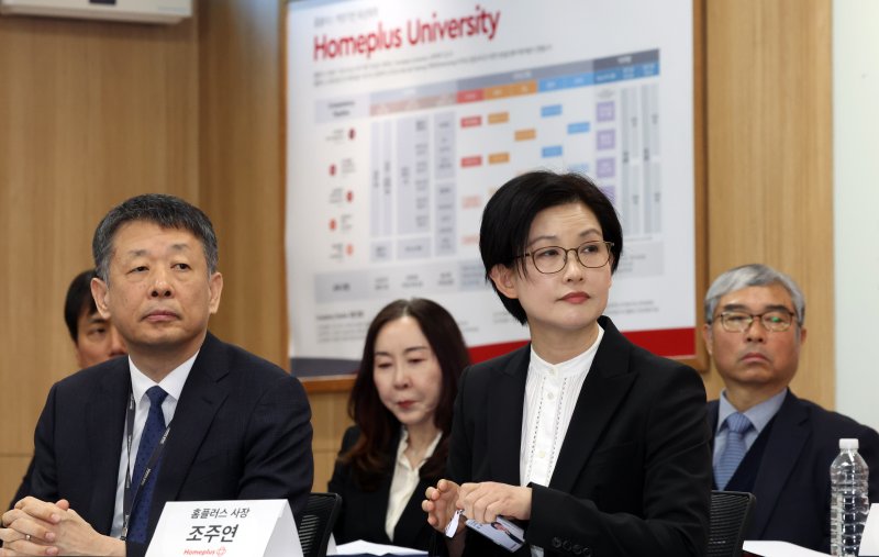 조주연 홈플러스 사장이 14일 서울 강서구 홈플러스 본사에서 열린 기자간담회에서 임원의 회생절차에 대한 설명을 듣고 있다. 2025.3.14/뉴스1 ⓒ News1 김명섭 기자