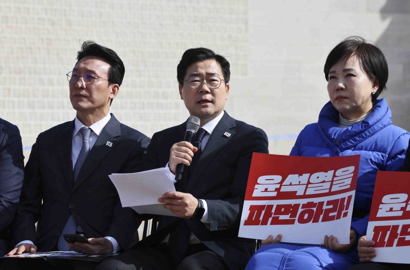 [서울=뉴시스] 김근수 기자 = 박찬대 더불어민주당 원내대표와 최고위원들이 14일 오전 서울 광화문 인근에서 최고위원회의를 하고 있다. 2025.03.14. ks@newsis.com