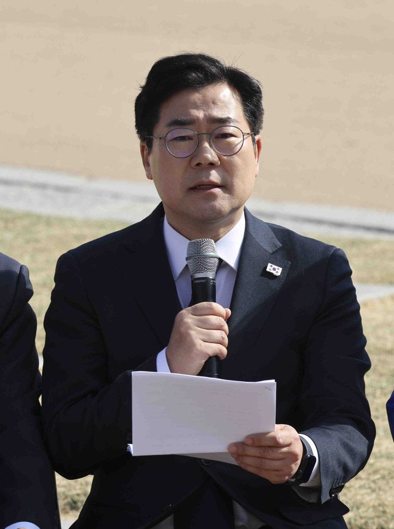 [서울=뉴시스] 김근수 기자 = 박찬대 더불어민주당 원내대표와 최고위원들이 14일 오전 서울 광화문 인근에서 헌정질서 민주수호 최고위원회의를 하고 있다. 2025.03.14. ks@newsis.com