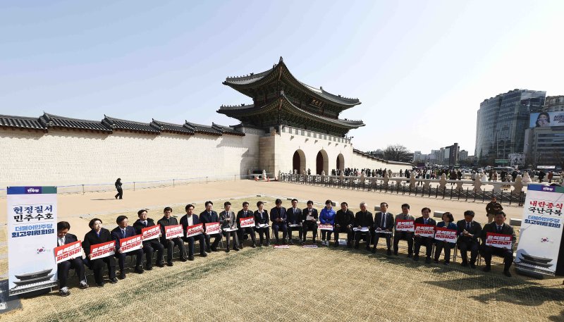 [서울=뉴시스] 김근수 기자 = 박찬대 더불어민주당 원내대표와 최고위원들이 14일 오전 서울 광화문 인근에서 헌정질서 민주수호 최고위원회의를 하고 있다. 2025.03.14. ks@newsis.com