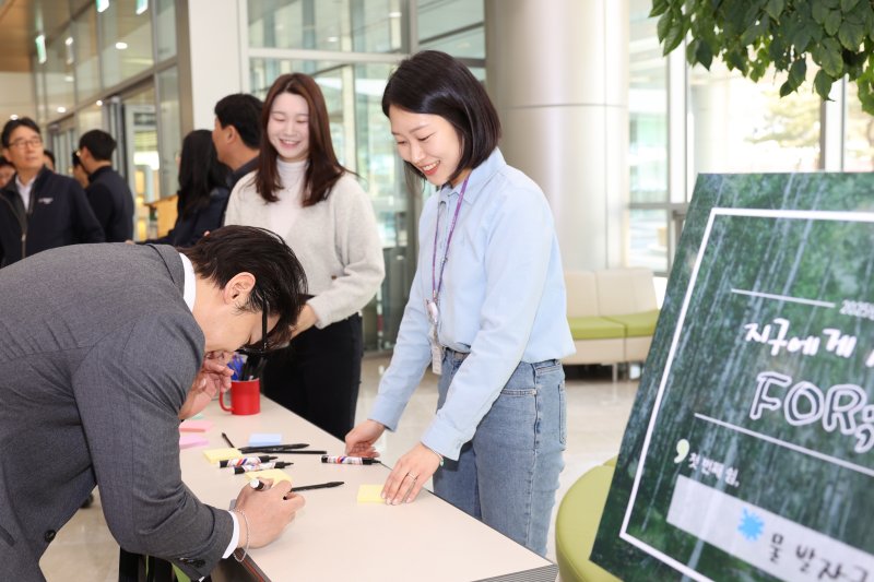 [정선=뉴시스] 14일 강원랜드 행정동 및 메인타워 직원식당에서 물의 날을 기념해 '지구에게 선사하는 쉼, FOR;REST'가 열린 가운데 임직원들이 물절약 문구를 작성하고 있다. (사진=뉴시스 DB). photo@newsis.com *재판매 및 DB 금지
