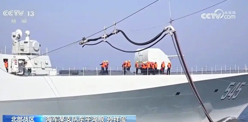 [서울=뉴시스] 지난 1월 취역한 중국군 차세대 054B 호위함 뤄허함이 13일 황하이(서해)에서 첫 해상 훈련에 참여했다. 뤄허함이 해상에서 연료 보급 훈련을 진행 중인 모습. <사진출처: 중국중앙 TV 캡쳐> 2025.03.14