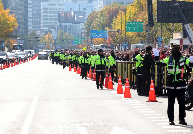 [서울=뉴시스] 배훈식 기자 = 휴일인 10일 오전 서울 종로구 세종대로에서 열린 종교 단체 집회를 위해 경찰이 광화문 방면 도로를 차단하고 교통 통제를 하고 있다. 2024.11.10. dahora83@newsis.com