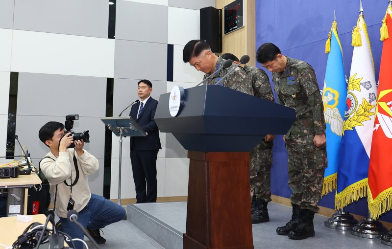 [서울=뉴시스] 박주성 기자 = 이영수 공군참모총장이 10일 오전 서울 용산 국방부 브리핑룸에서 KF-16 오폭 사고와 관련해 고개 숙여 사과하고 있다. 2025.03.10. park7691@newsis.com