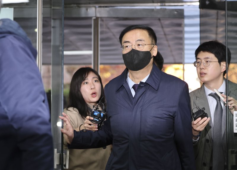 [서울=뉴시스] 김근수 기자 = 아들 특혜채용 혐의를 받는 김세환 前선거관리위원회 사무총장이 22일 서울 서초구 서울중앙지방법원에서 열린 영장실질심사(구속 전 피의자 심문)에 출석하고 있다. 2024.11.22. ks@newsis.com
