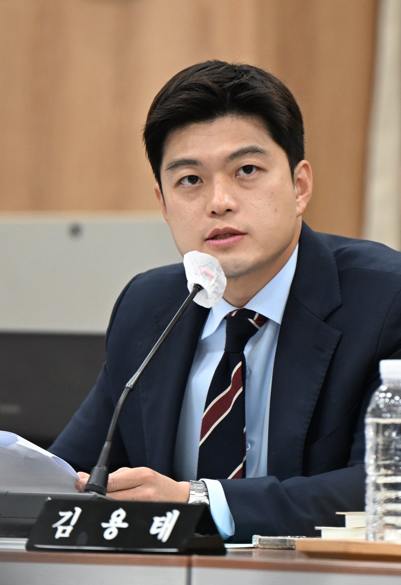 [광주=뉴시스] 박기웅 기자 = 김용태 국민의힘 의원이 17일 광주 서구 광주시교육청에서 열린 교육위원회 국정감사에서 질의하고 있다. 2024.10.17. pboxer@newsis.com