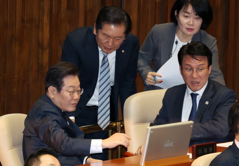 [서울=뉴시스] 조성우 기자 = 이재명(왼쪽) 더불어민주당 대표가 13일 오후 서울 여의도 국회에서 열린 제423회 국회(임시회) 제1차 본회의에서 탄핵소추단장인 정청래(가운데) 의원, 김민석 최고위원과 대화하고 있다. 2025.03.13. xconfind@newsis.com
