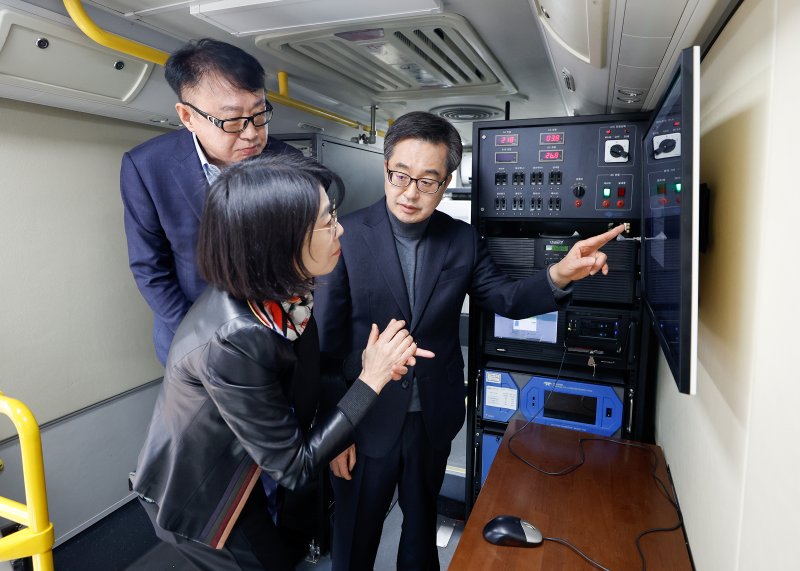 [수원=뉴시스] 14일 오전 ㈜우양이엔지에서 김동연 경기도지사가 미세먼지 집진기 제조기업 현장 방문을 하고 있다. (사진=경기도 제공) 2025.03.14. photo@newsis.com *재판매 및 DB 금지