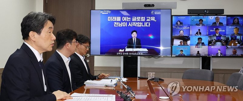 시도교육감과 간담회 하는 이주호 부총리 (출처=연합뉴스)
