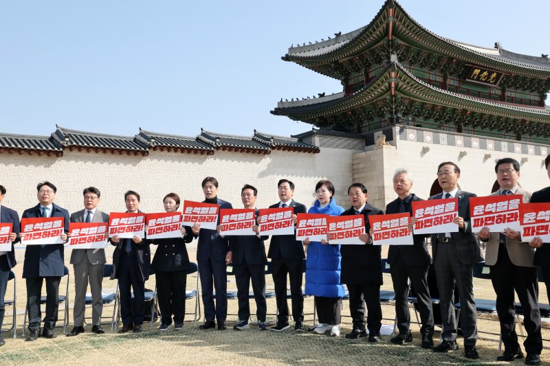 박찬대 더불어민주당 원내대표와 최고위원들이 14일 서울 광화문 앞에서 열린 현장 최고위원회의에서 피켓을 들고 윤석열 대통령 파면을 촉구하고 있다. 2025.3.14/뉴스1 ⓒ News1 박세연 기자