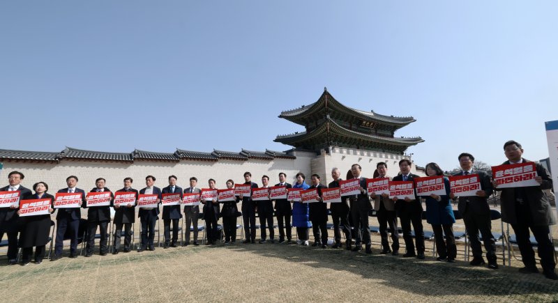 박찬대 더불어민주당 원내대표와 최고위원들이 14일 서울 광화문 앞에서 열린 현장 최고위원회의에서 피켓을 들고 윤석열 대통령 파면을 촉구하고 있다. 2025.3.14/뉴스1 ⓒ News1 박세연 기자