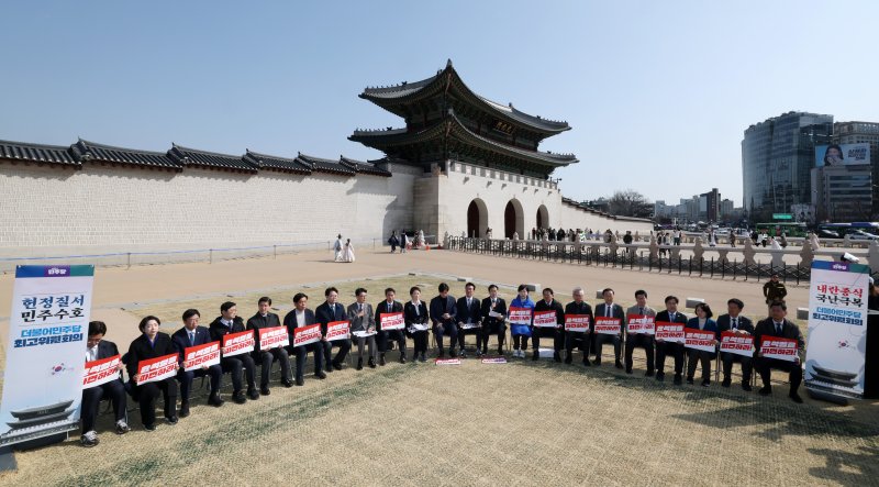 박찬대 더불어민주당 원내대표가 14일 서울 광화문 앞에서 열린 현장 최고위원회의에서 모두발언을 하고 있다. 2025.3.14/뉴스1 ⓒ News1 박세연 기자