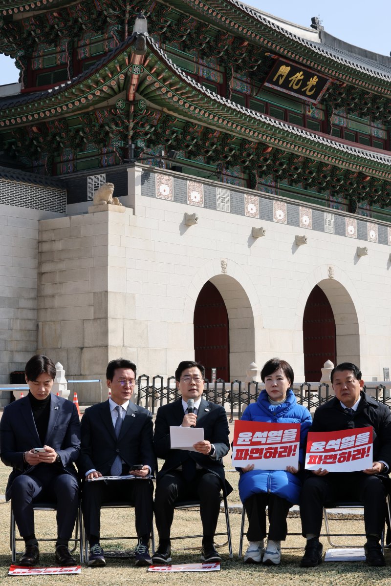 박찬대 더불어민주당 원내대표가 14일 서울 광화문 앞에서 열린 현장 최고위원회의에서 모두발언을 하고 있다. 2025.3.14/뉴스1 ⓒ News1 박세연 기자